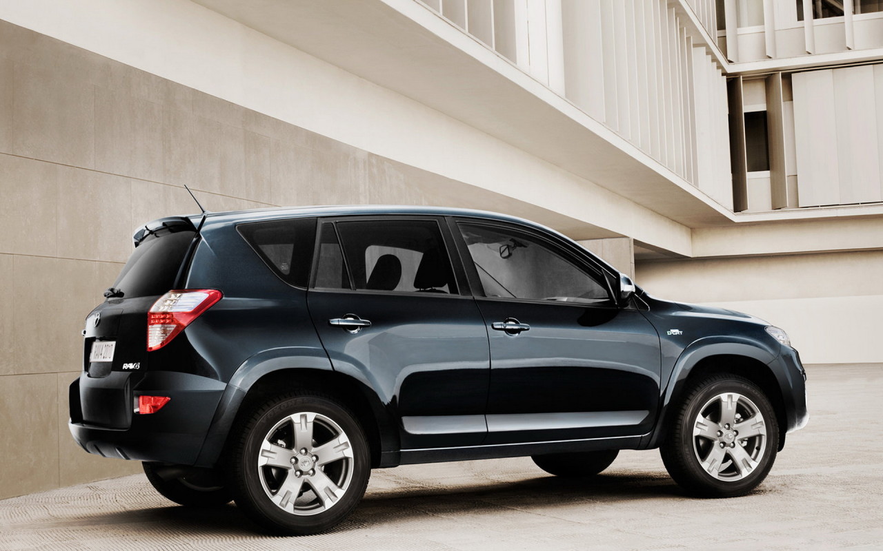 Тойота Рав 4 около здания