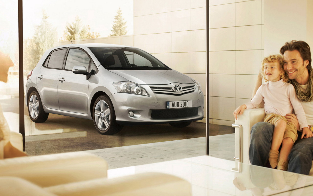 Toyota Auris возле дома