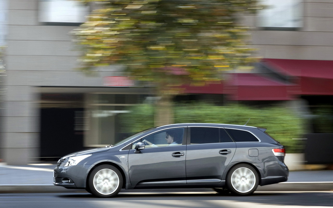 Тойота Авенсис двигаясь по улице