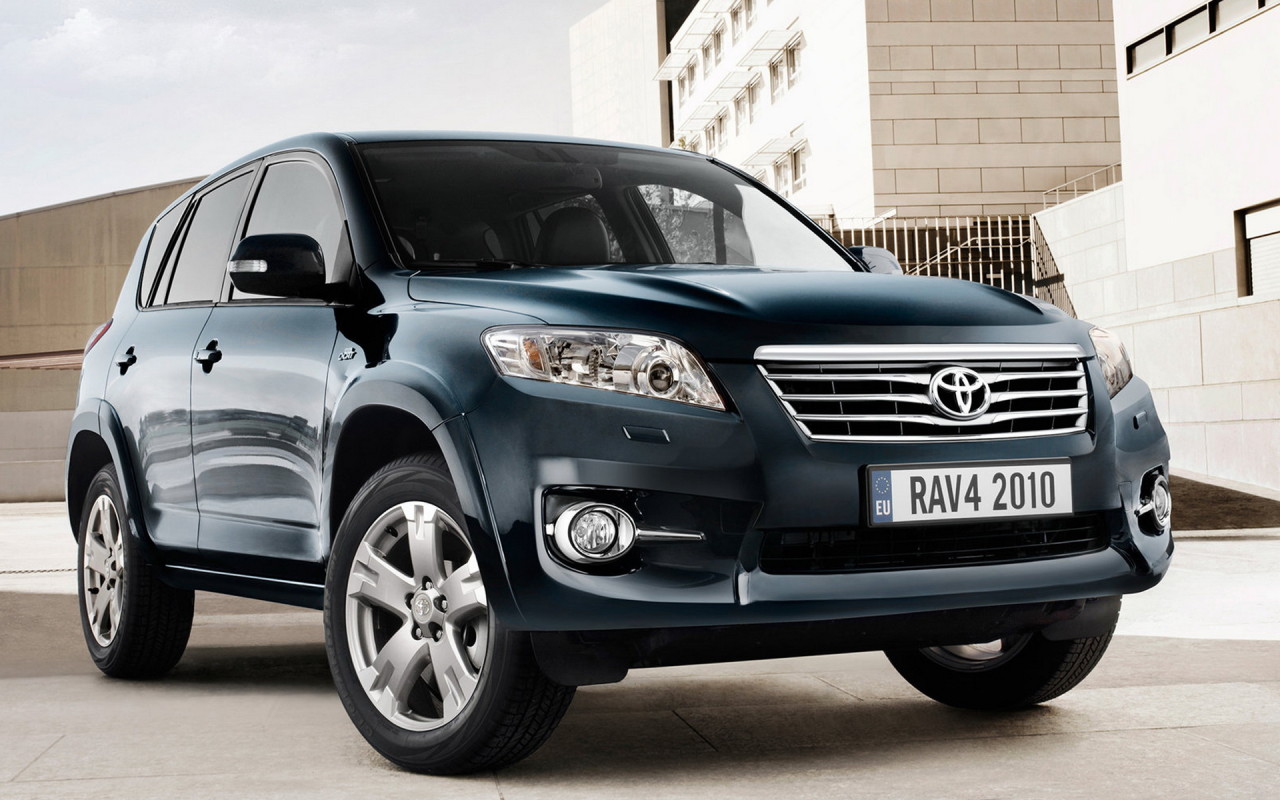 Toyota RAV4 около дома