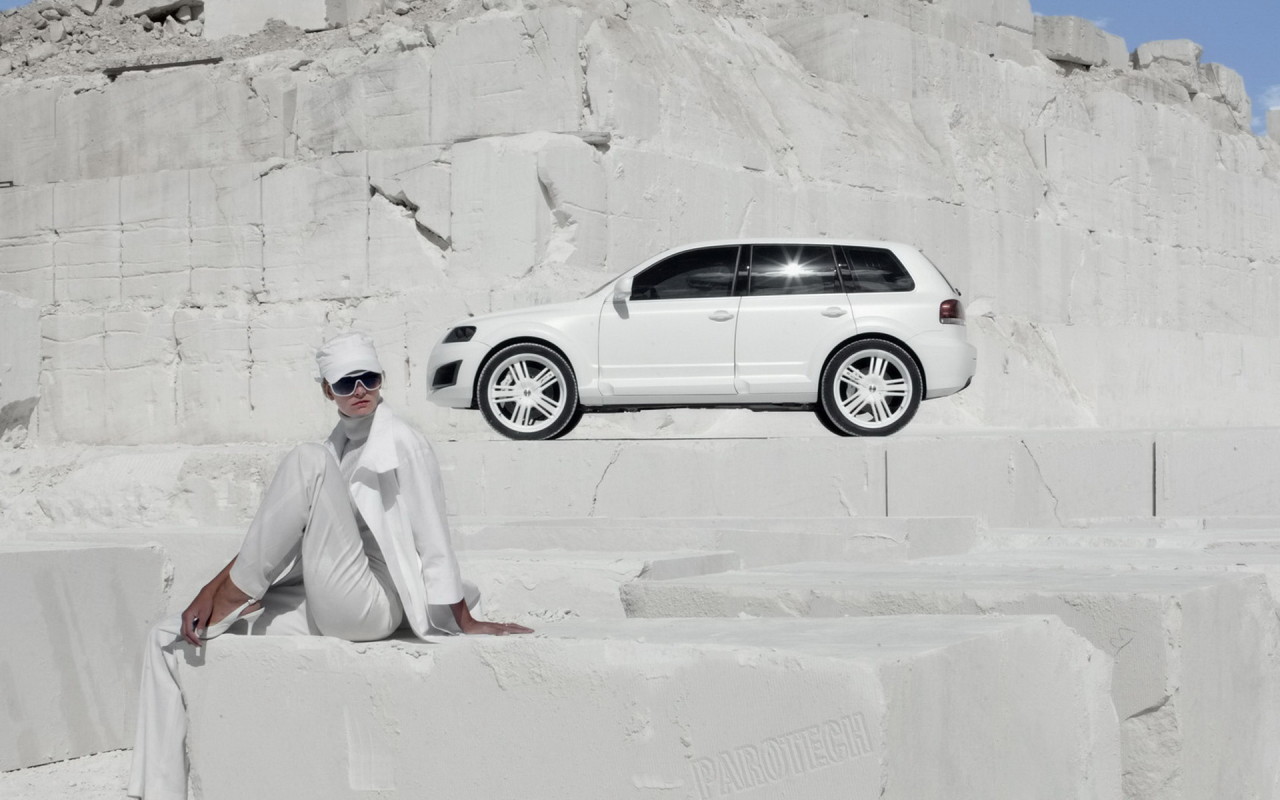 Parotech Sony Volkswagen Touareg среди каменных утесов