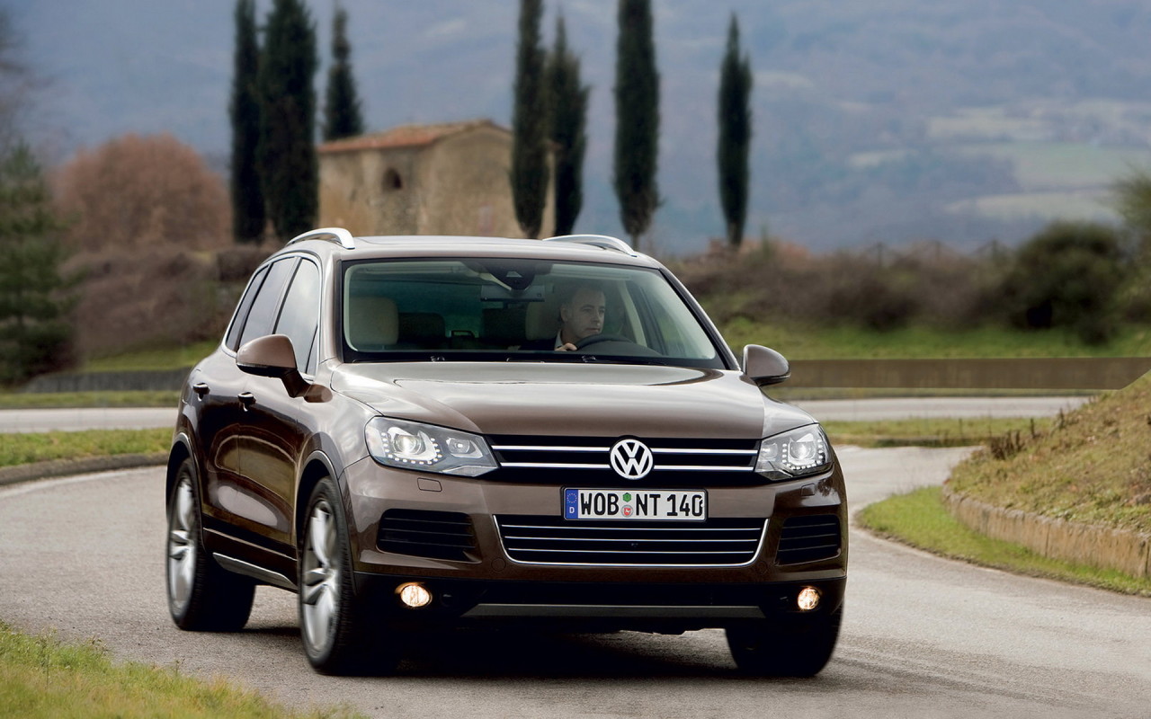 Volkswagen Touareg в пригороде