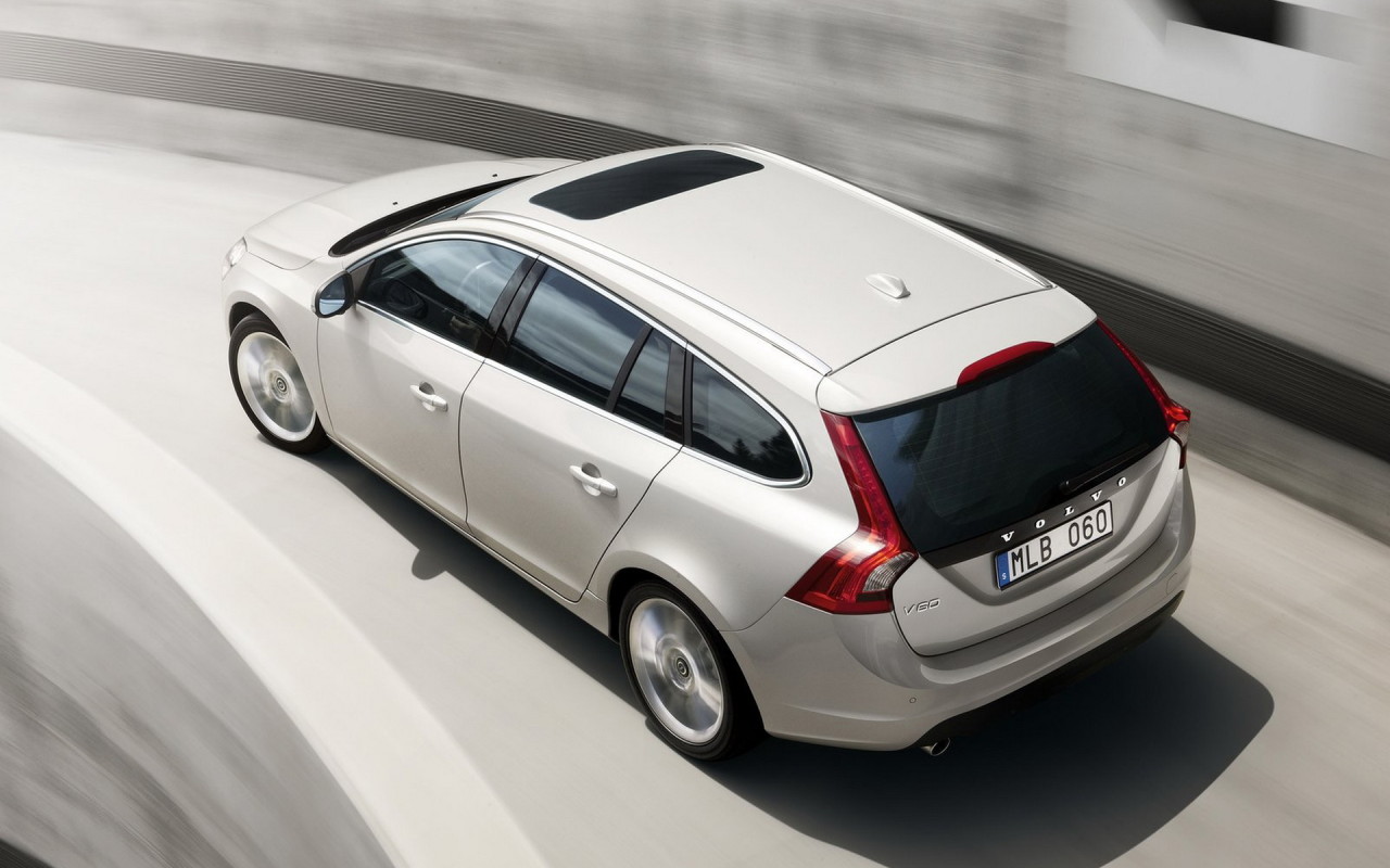 Вольво В60 - автомобиль в движении