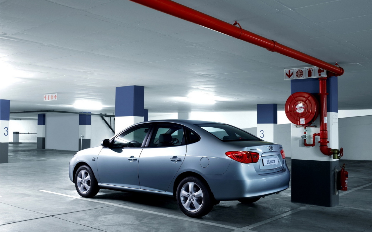 Хендай Элантра в подземном гараже