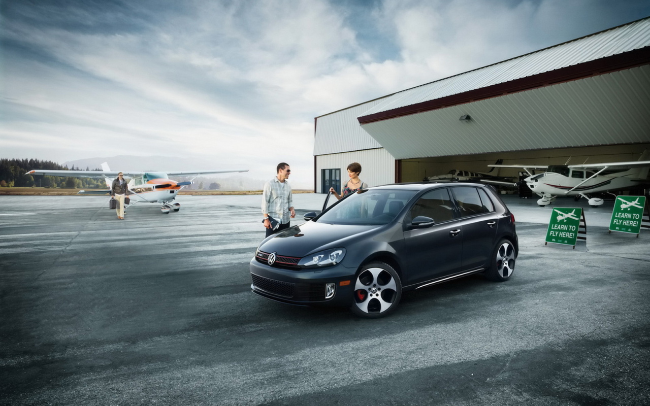 Волксваген Гольф на аэродроме