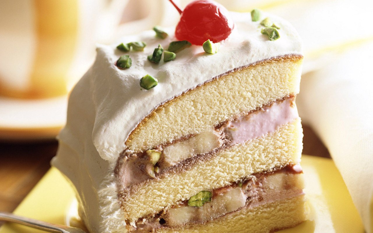 Кусочек торта с вишенкой