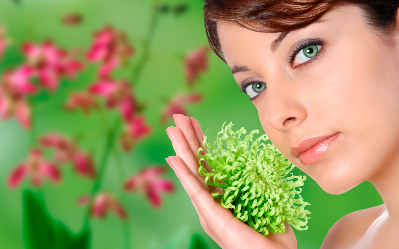 Девушка с необычным цветком