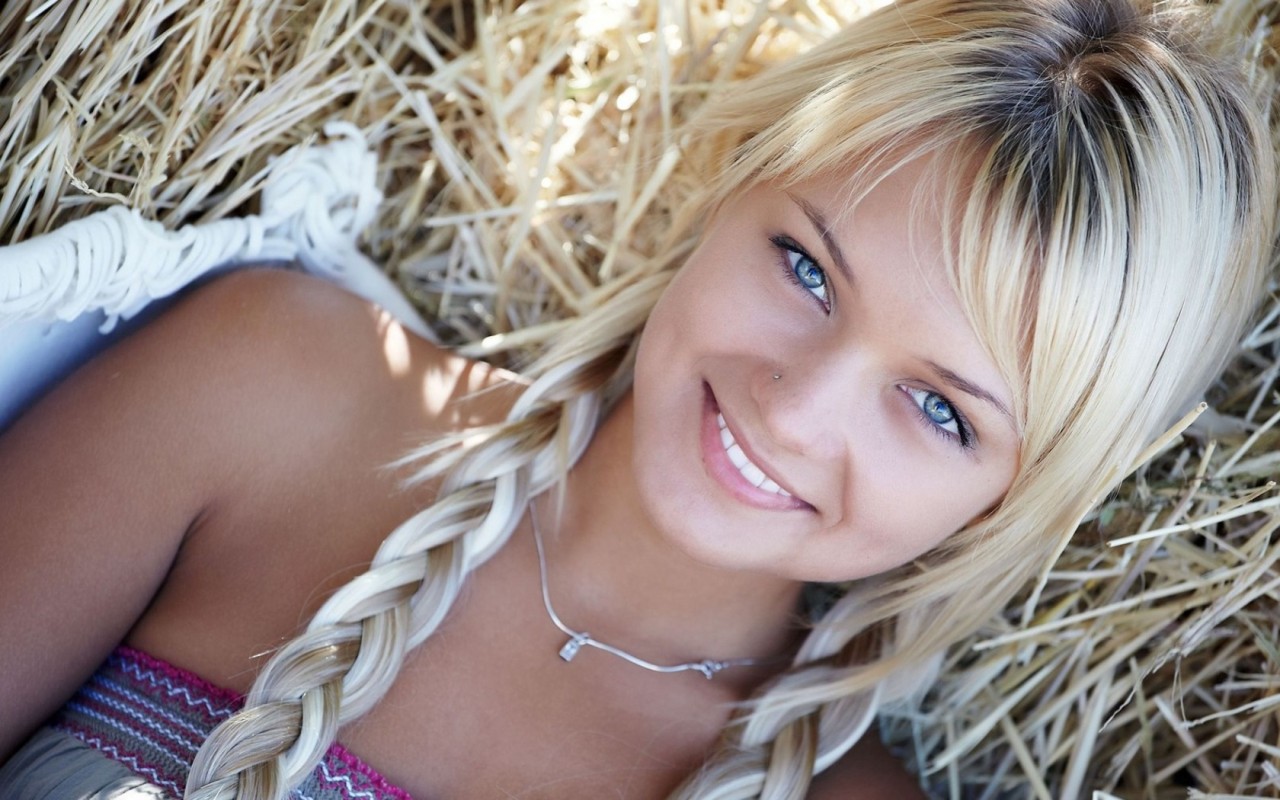 Девочка с косичками