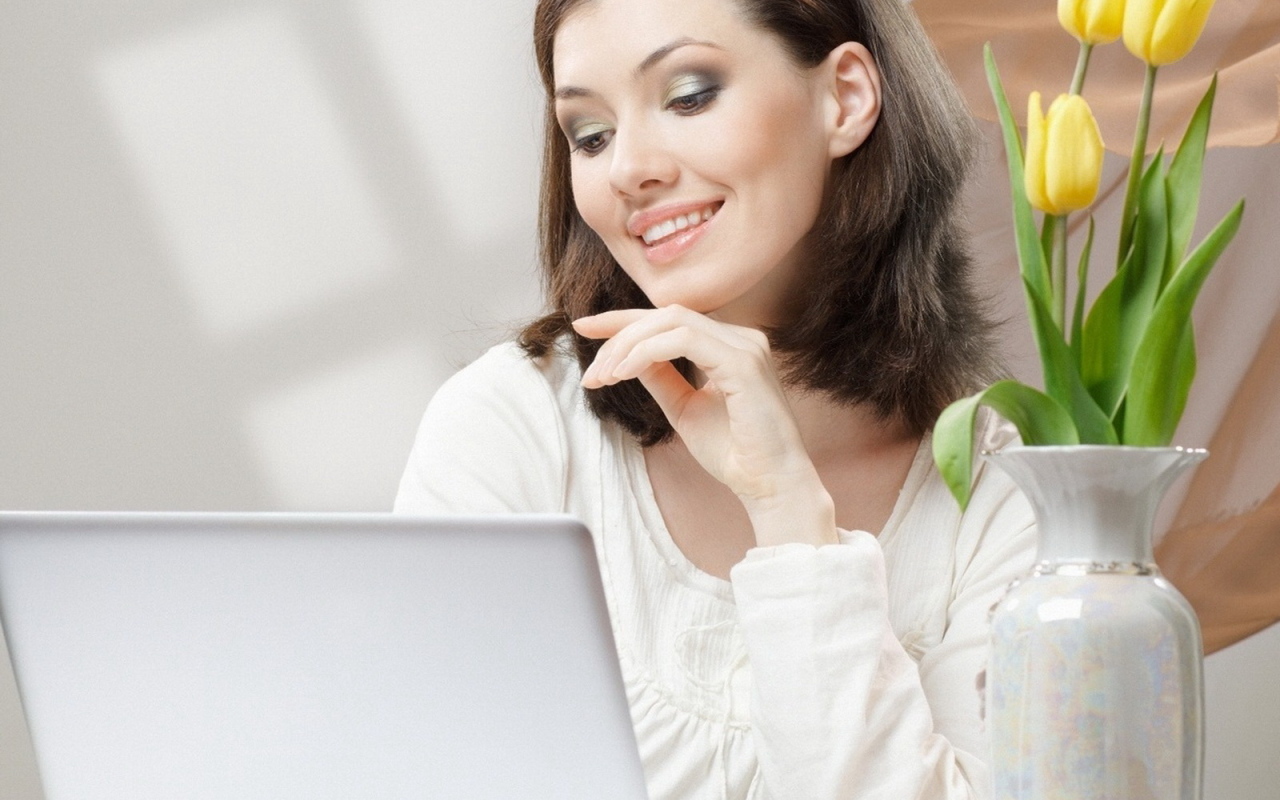 За ноутбуком