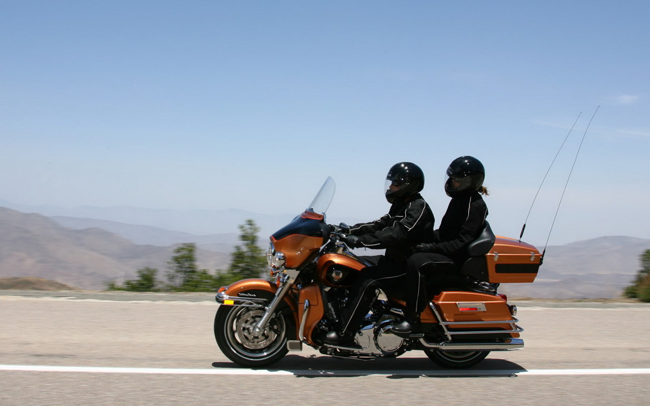 Харлей Девидсон FLHTCU