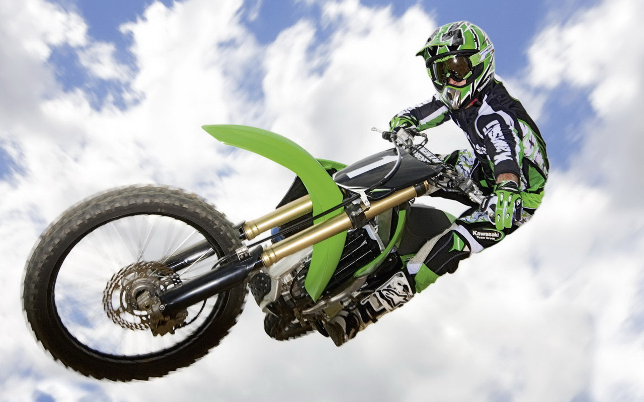 Kawasaki KX250F в прыжке