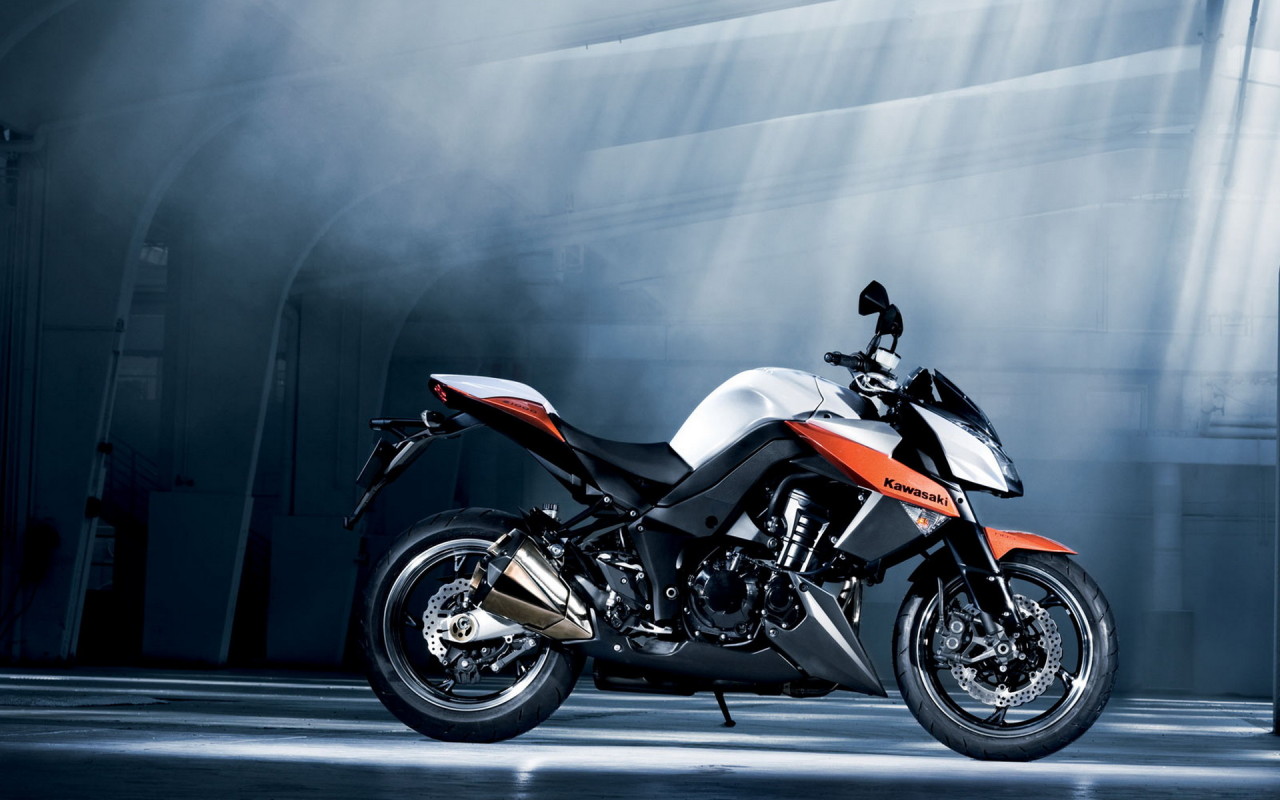 Кавасаки Z1000 в ангаре