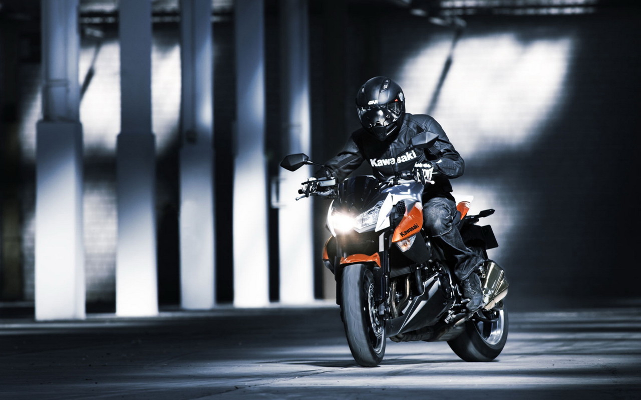 Кавасаки Z 1000 на полном ходу в здании