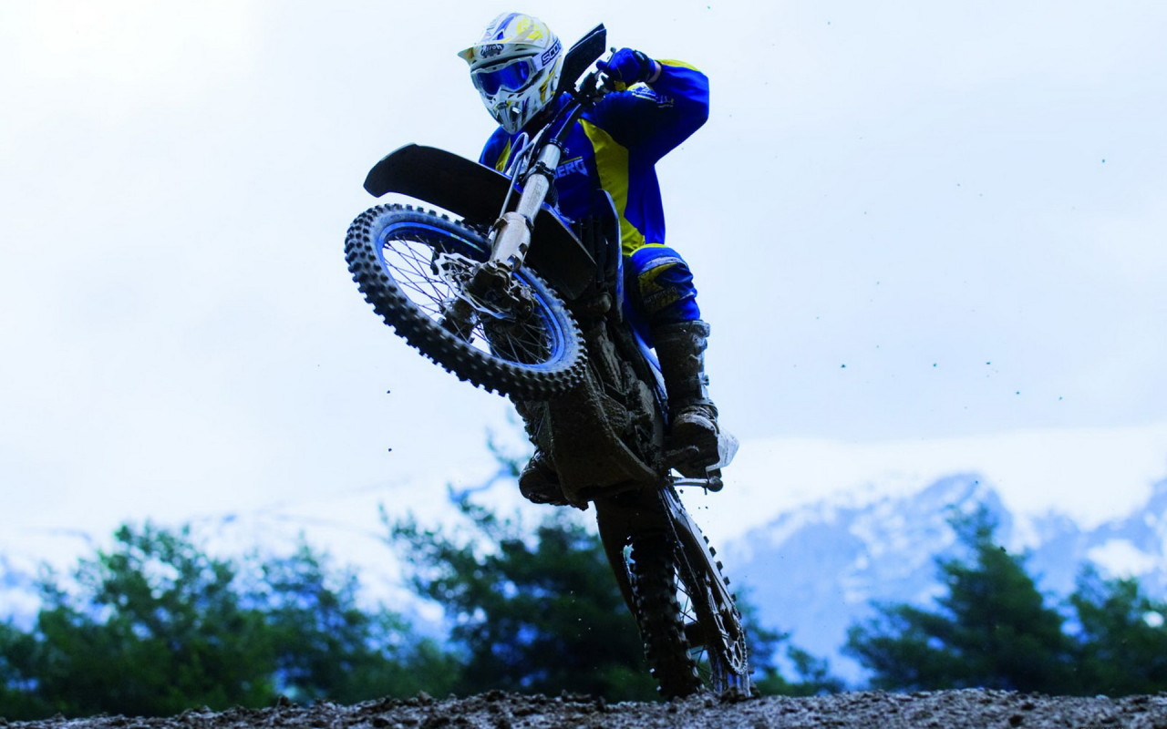 Хьюзаберг FX450 в прыжке