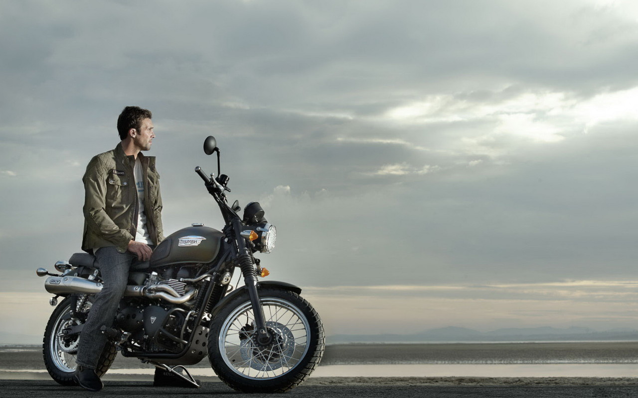 Триумф Скрамбер на побережье