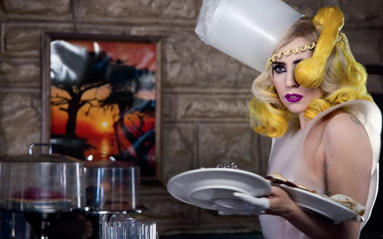 Леди ГаГа в роли официантки
