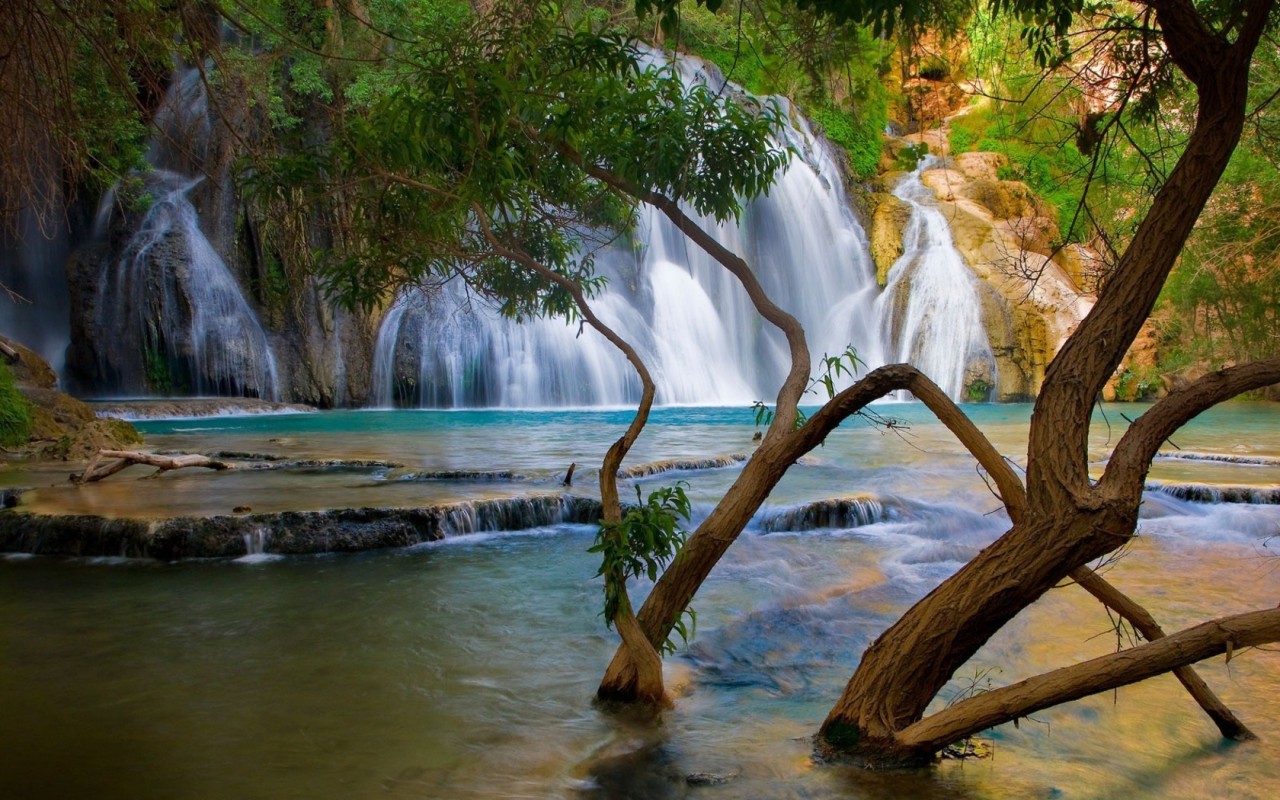 У подножия водопада