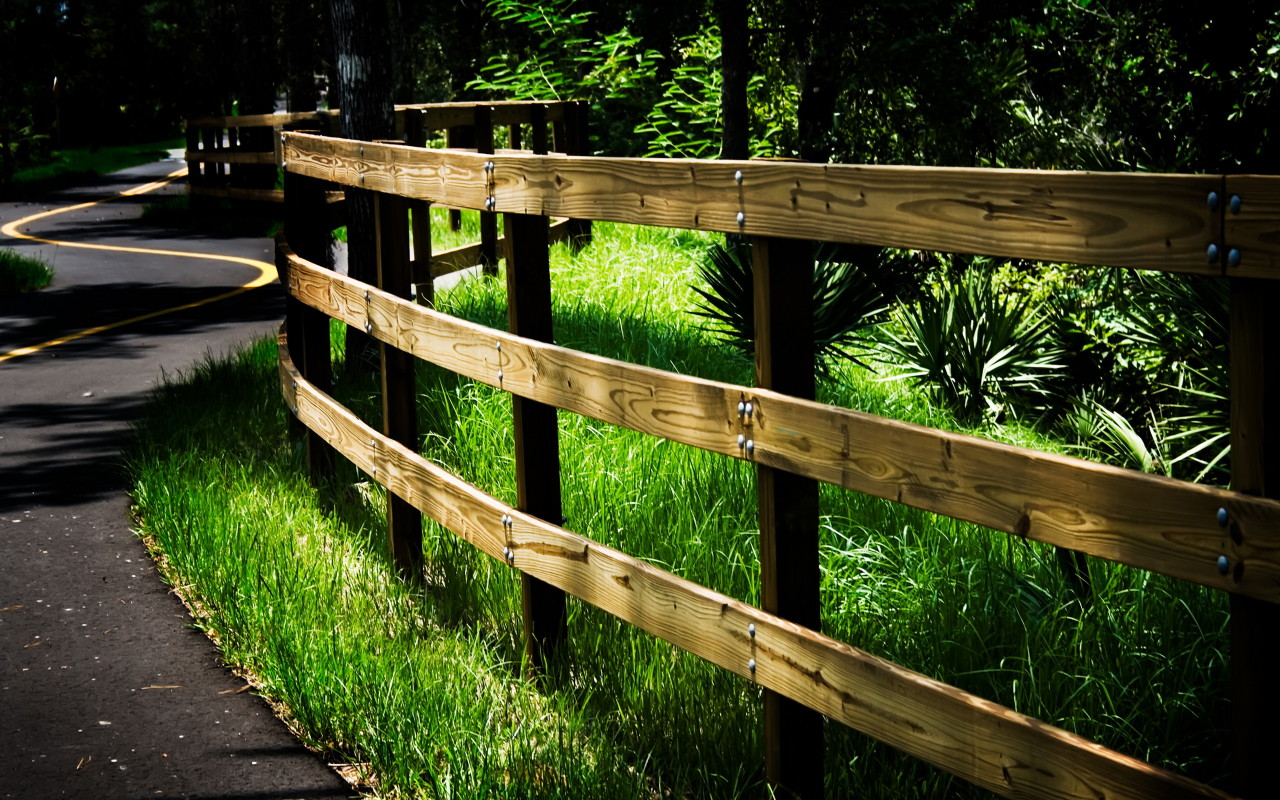 Забор вдоль дороги