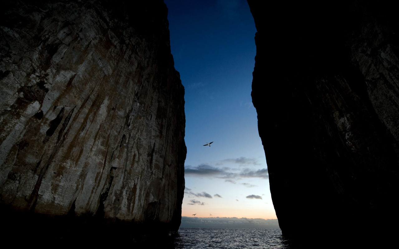 Скалы и море