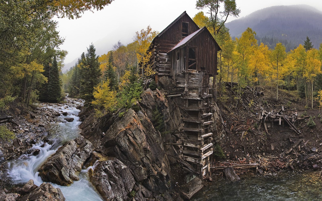 Домик на берегу лесной реки