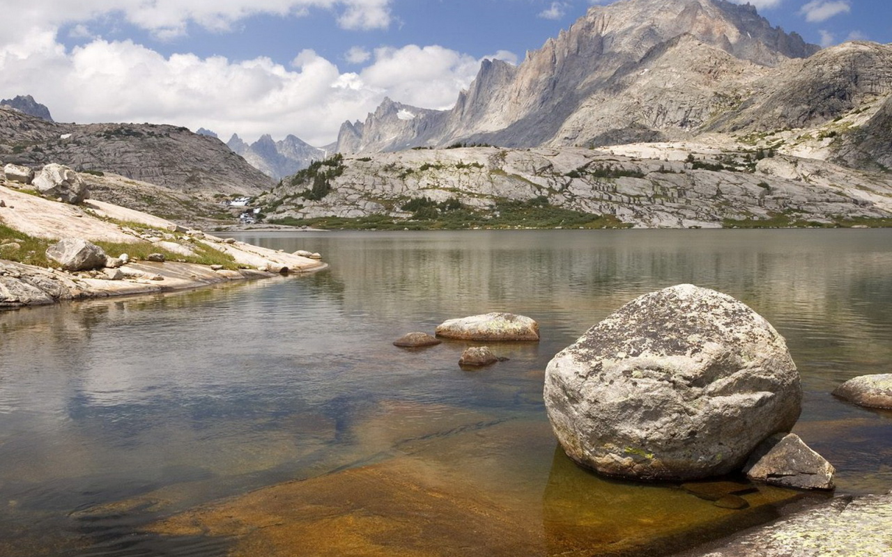 Река среди горных вершин