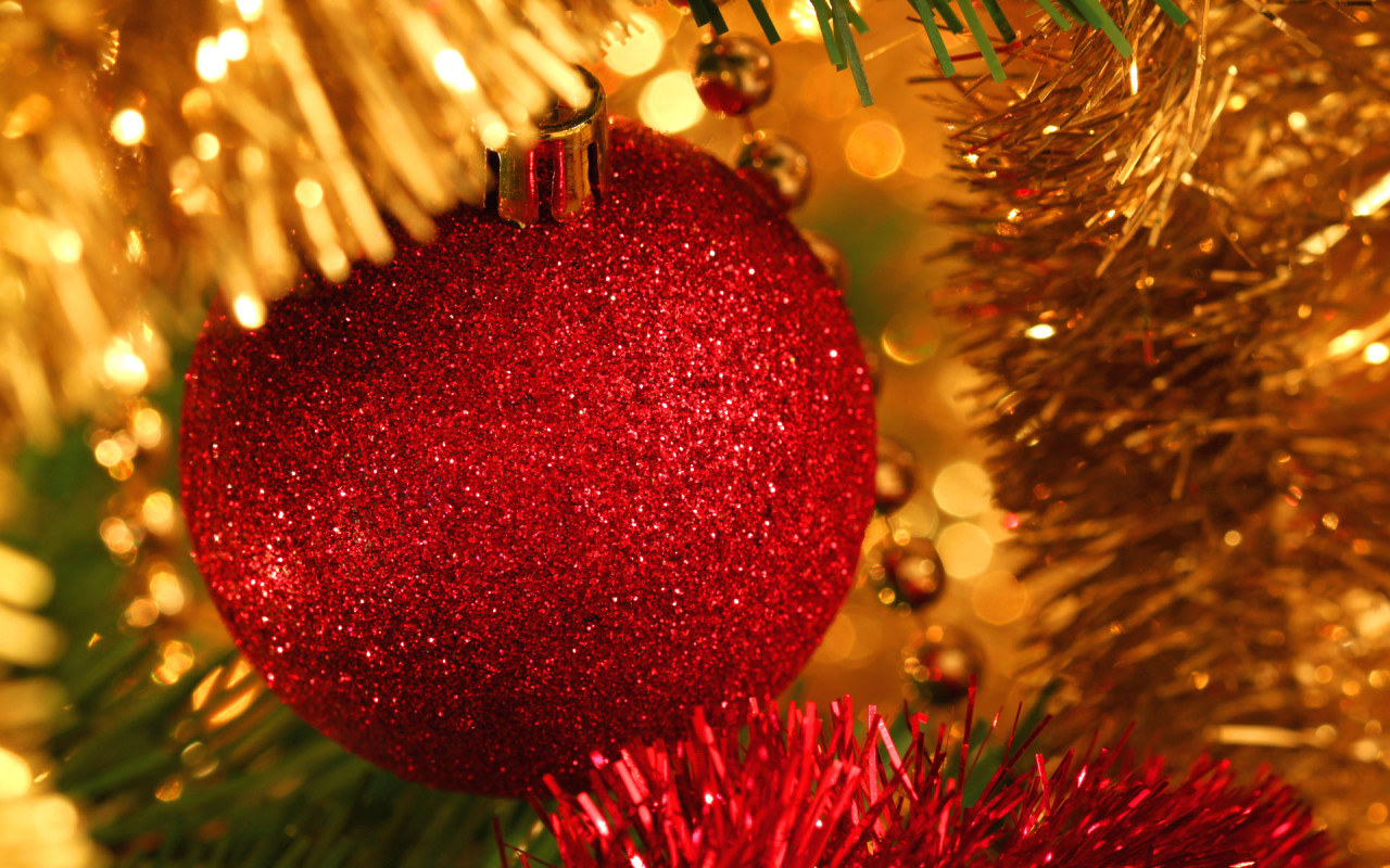 Украшение елки на Новый 2011 Год