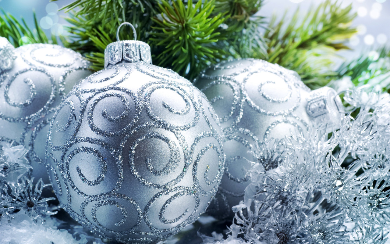 Серебристые шары