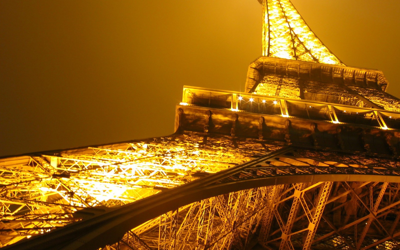 Освещение Эйфелевой башни