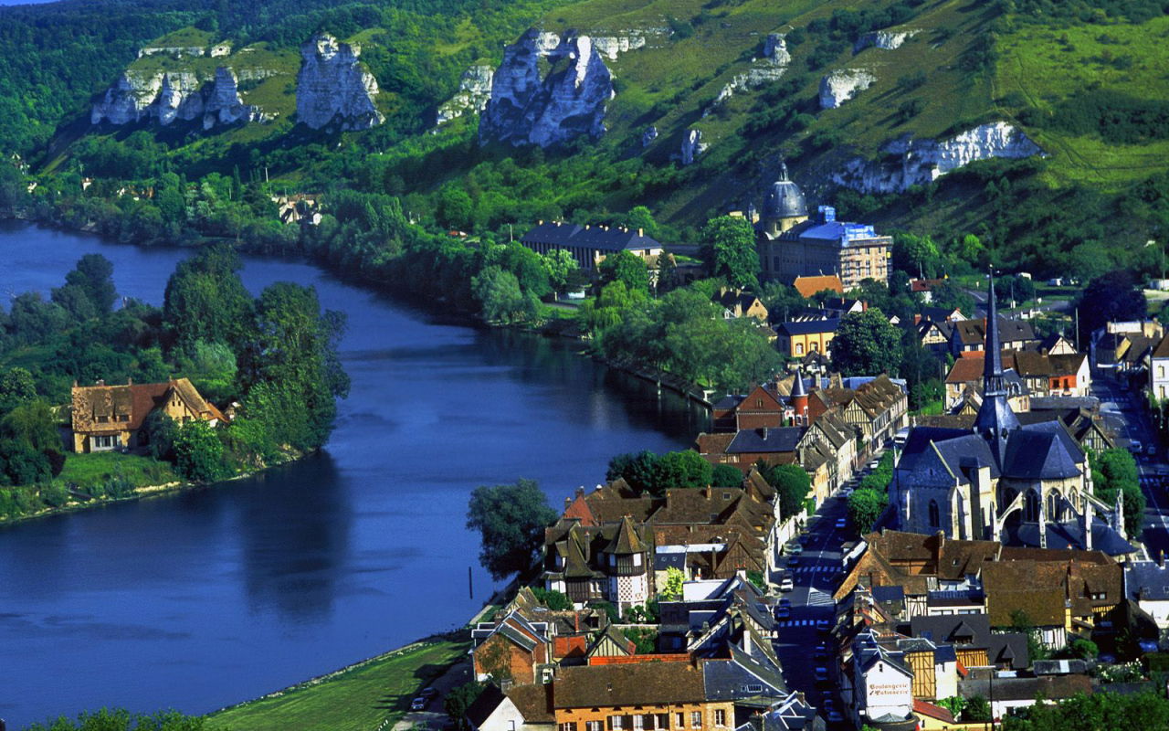 Деревня на берегу Сены