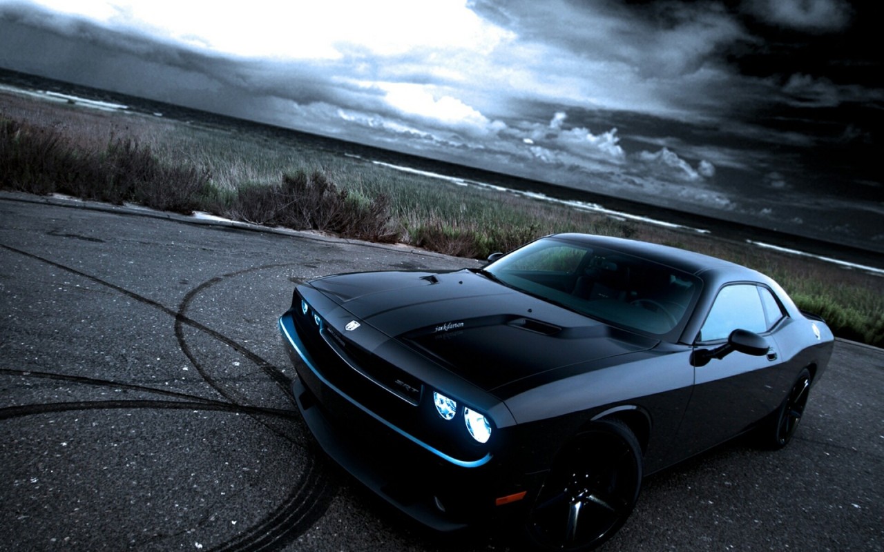  Черный Dodge Challenger
