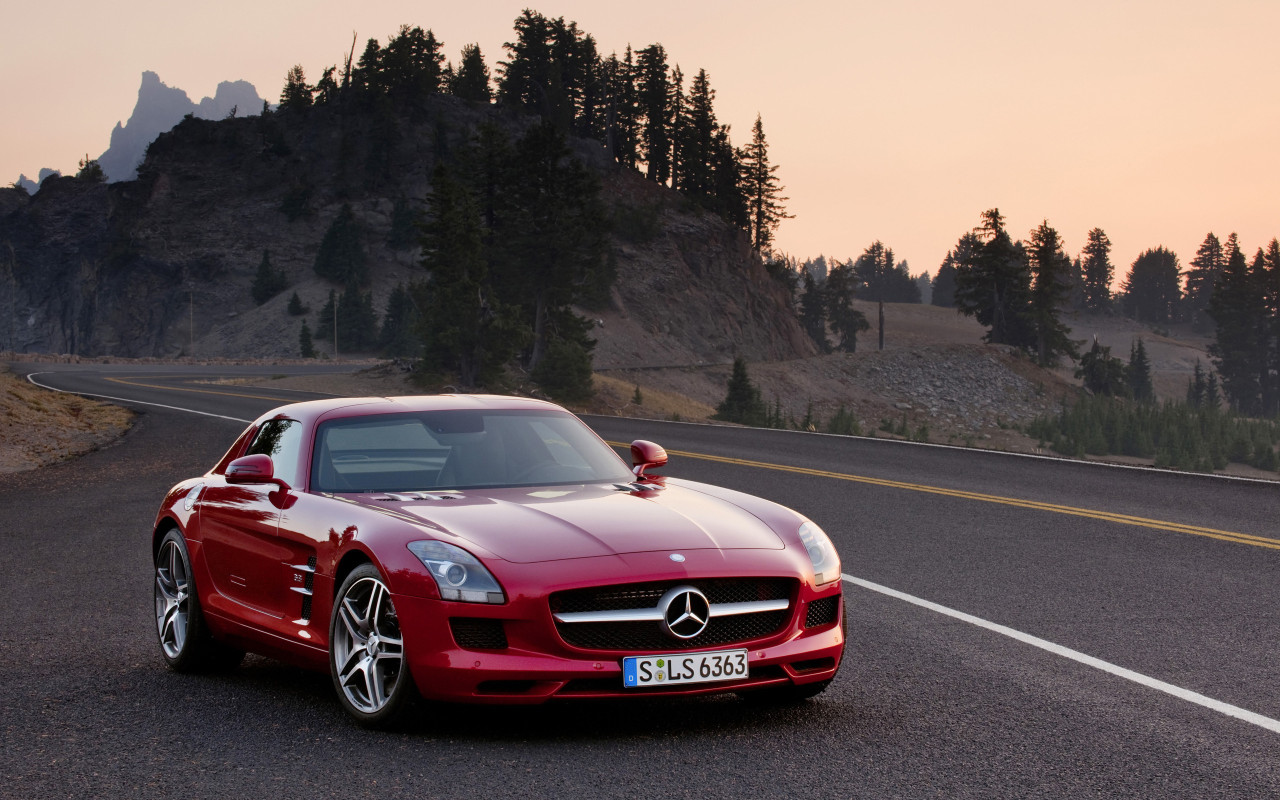 красный Mercedes Benz SLS AMG