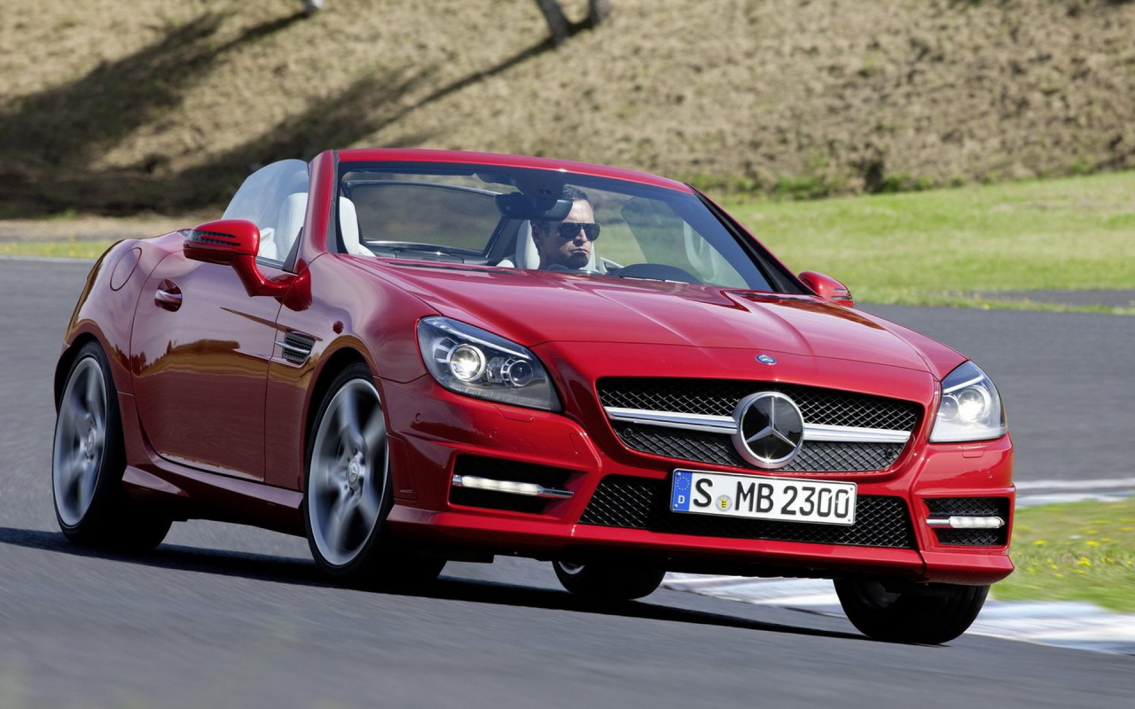 красный Mercedes-Benz