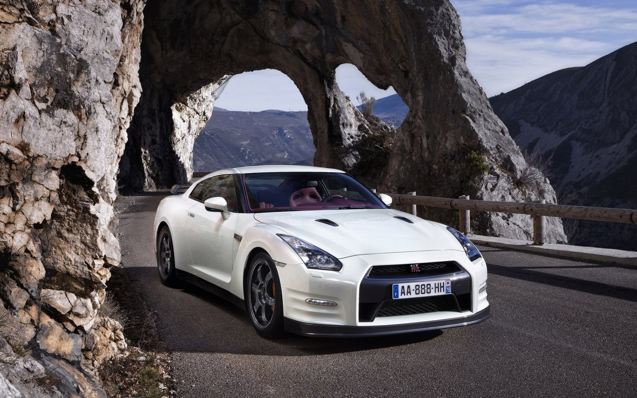 белый Nissan-GT-R