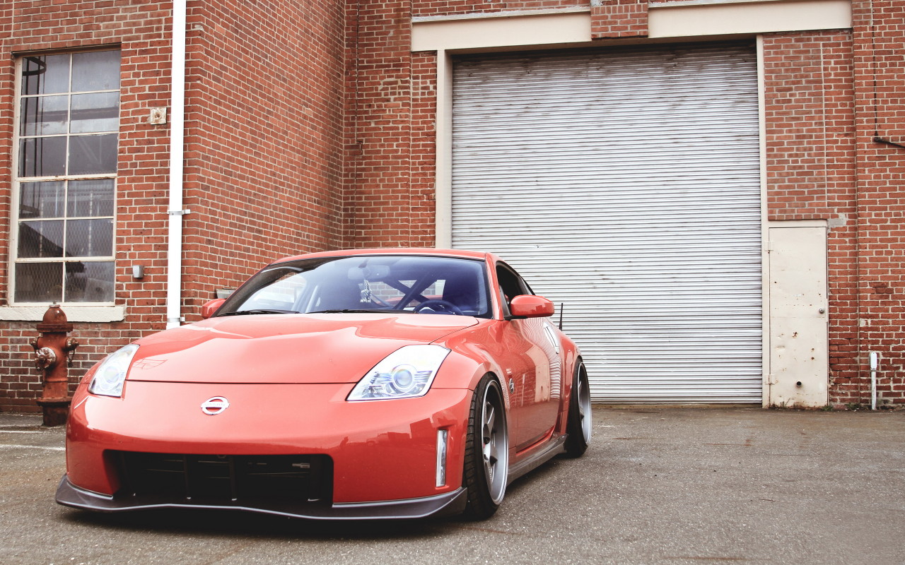 Красный Nissan 350Z