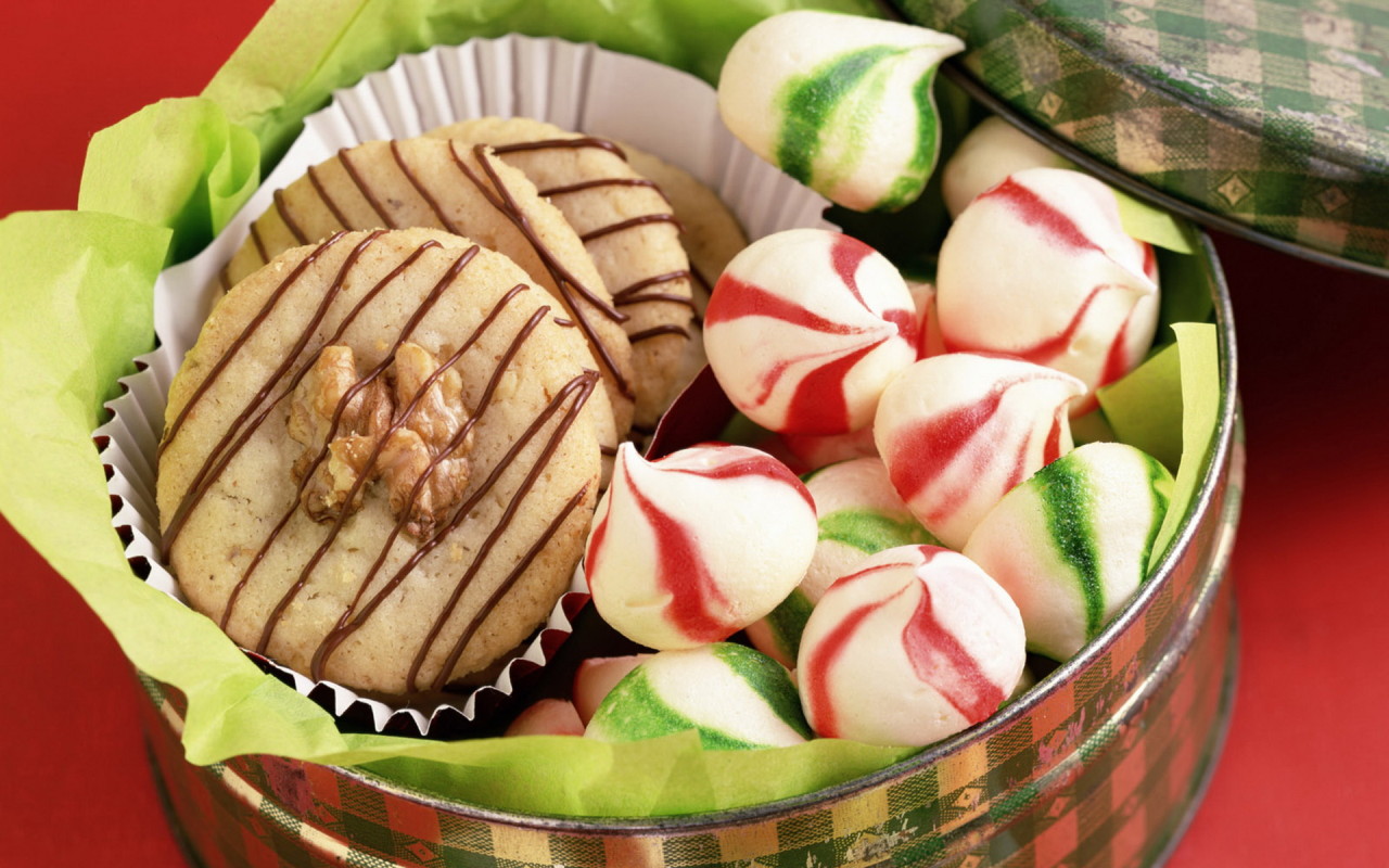 Печенье в железной банке