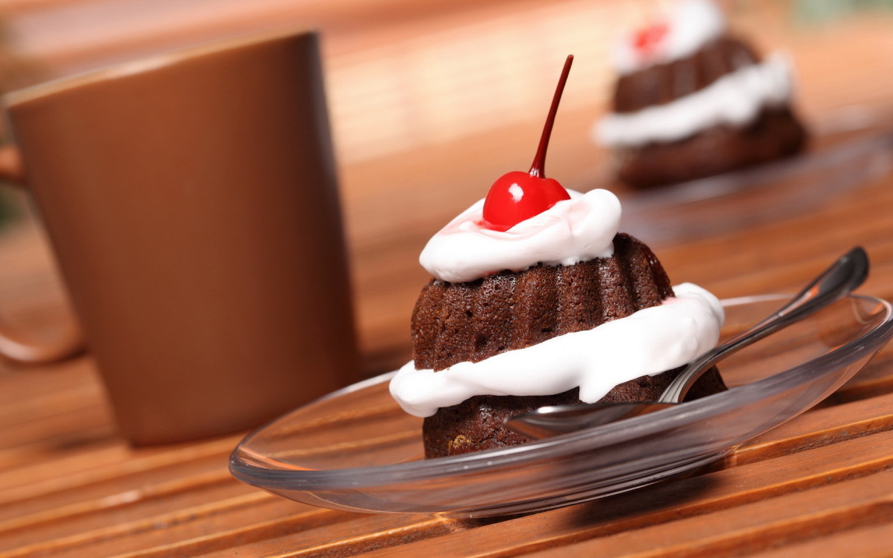 Пирожное с вишней