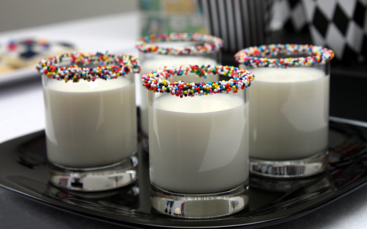 Молоко в стаканах