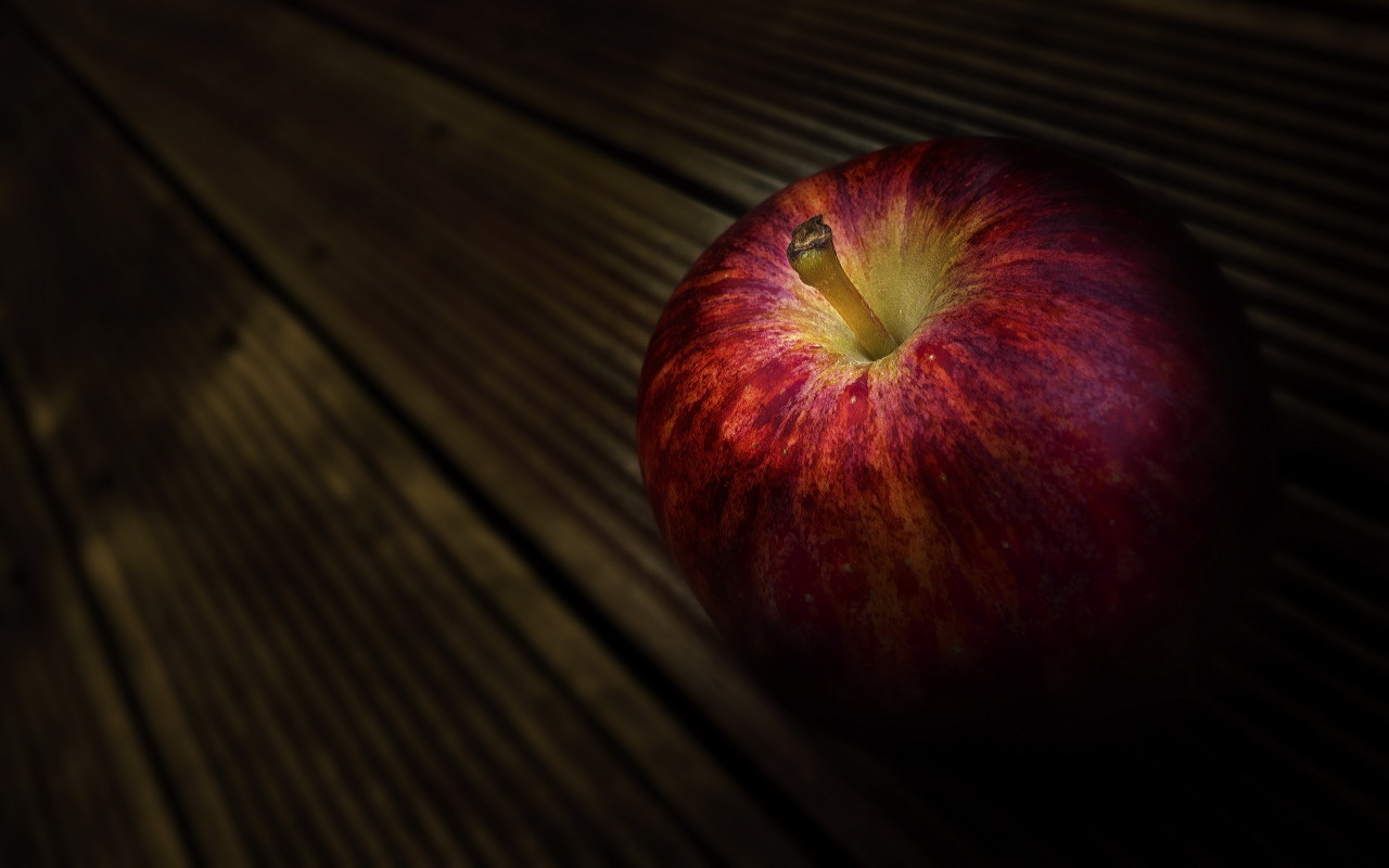 Спелое яблоко