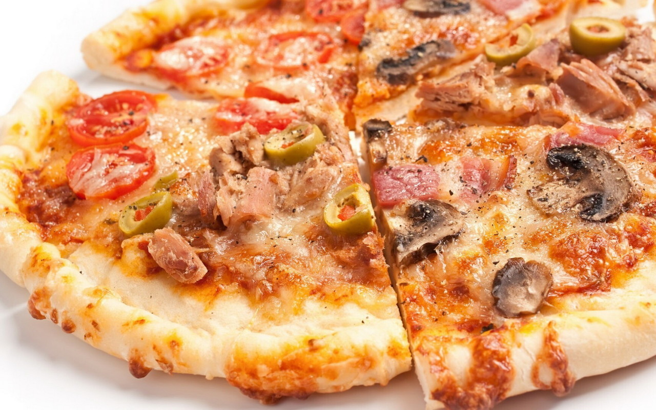 Нарезанная пицца