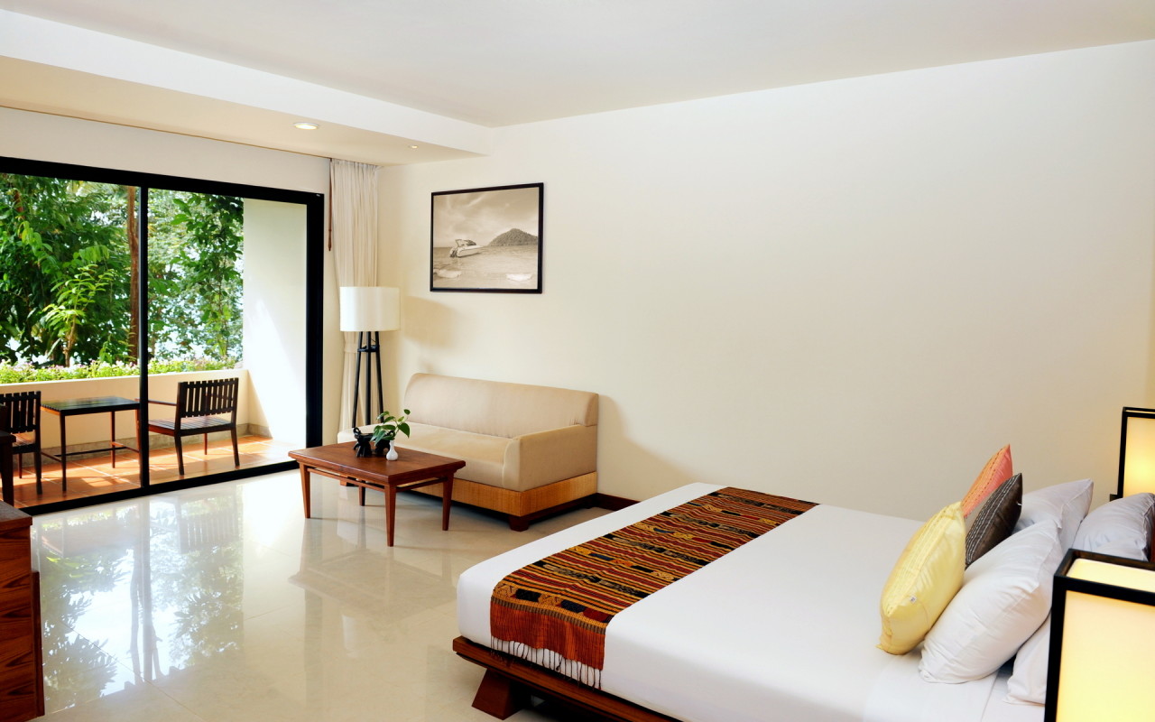 Светлая спальная комната