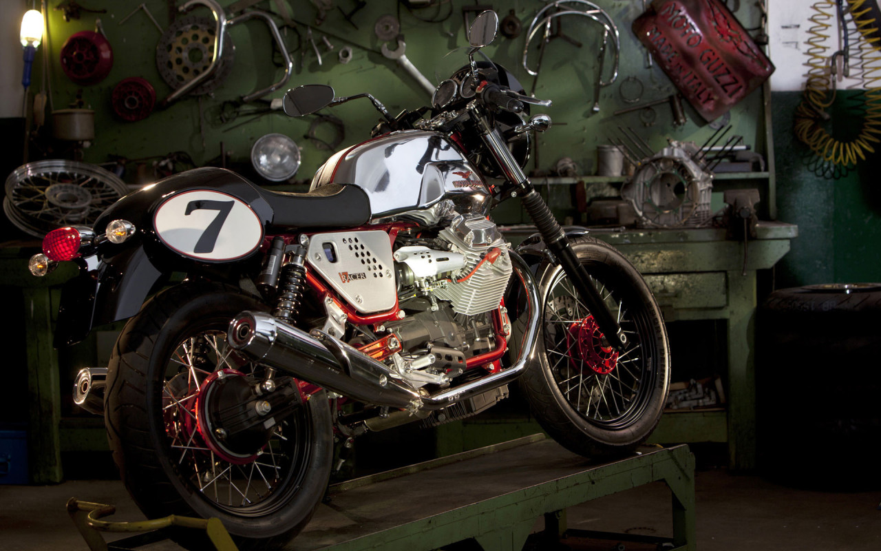 Moto Guzzi v7racer в гараже