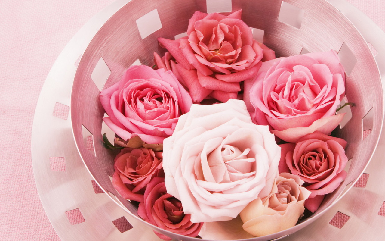 Бутоны роз в вазе