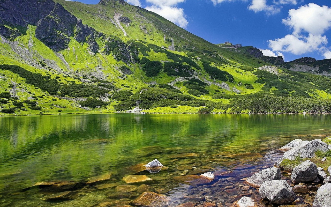 Озеро у подножия