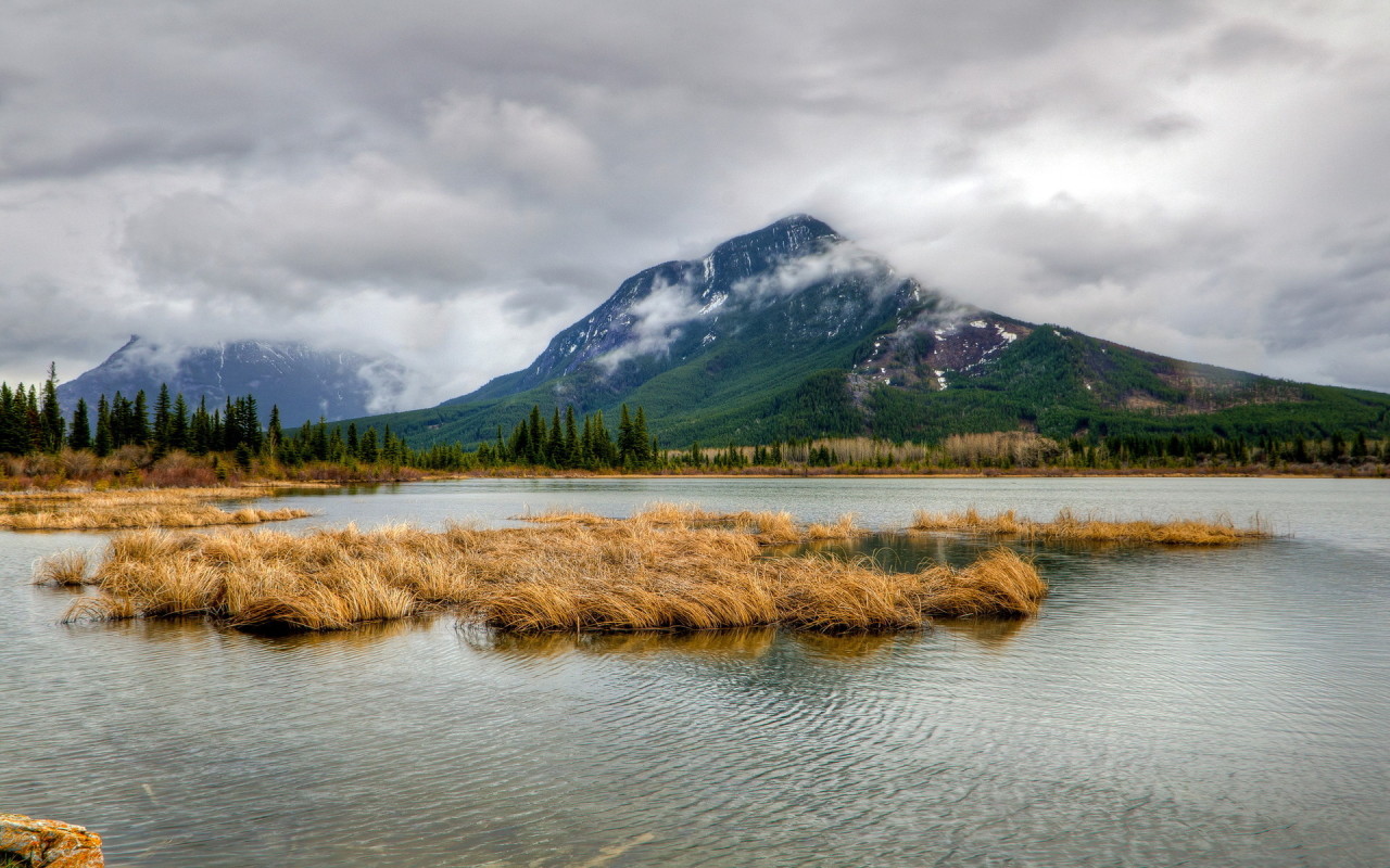 Горные вершины в облаках
