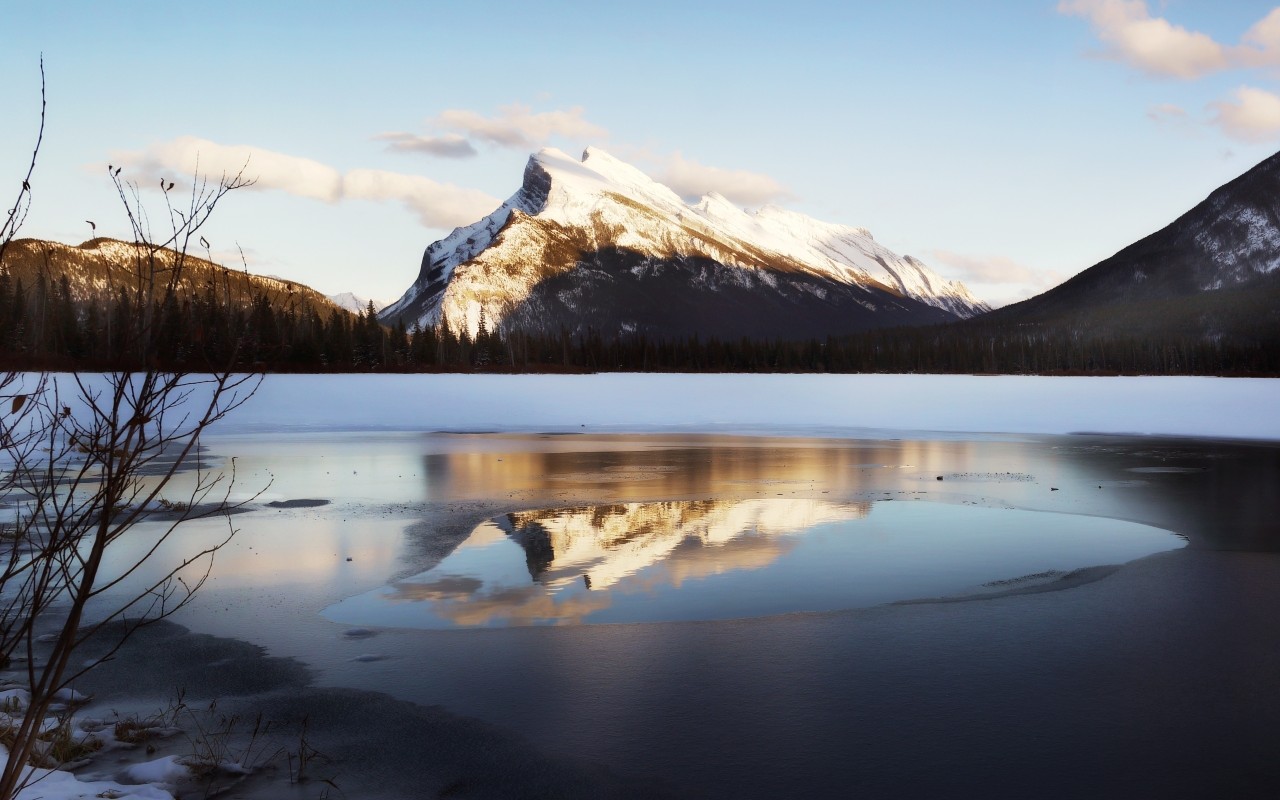 Горы и озеро