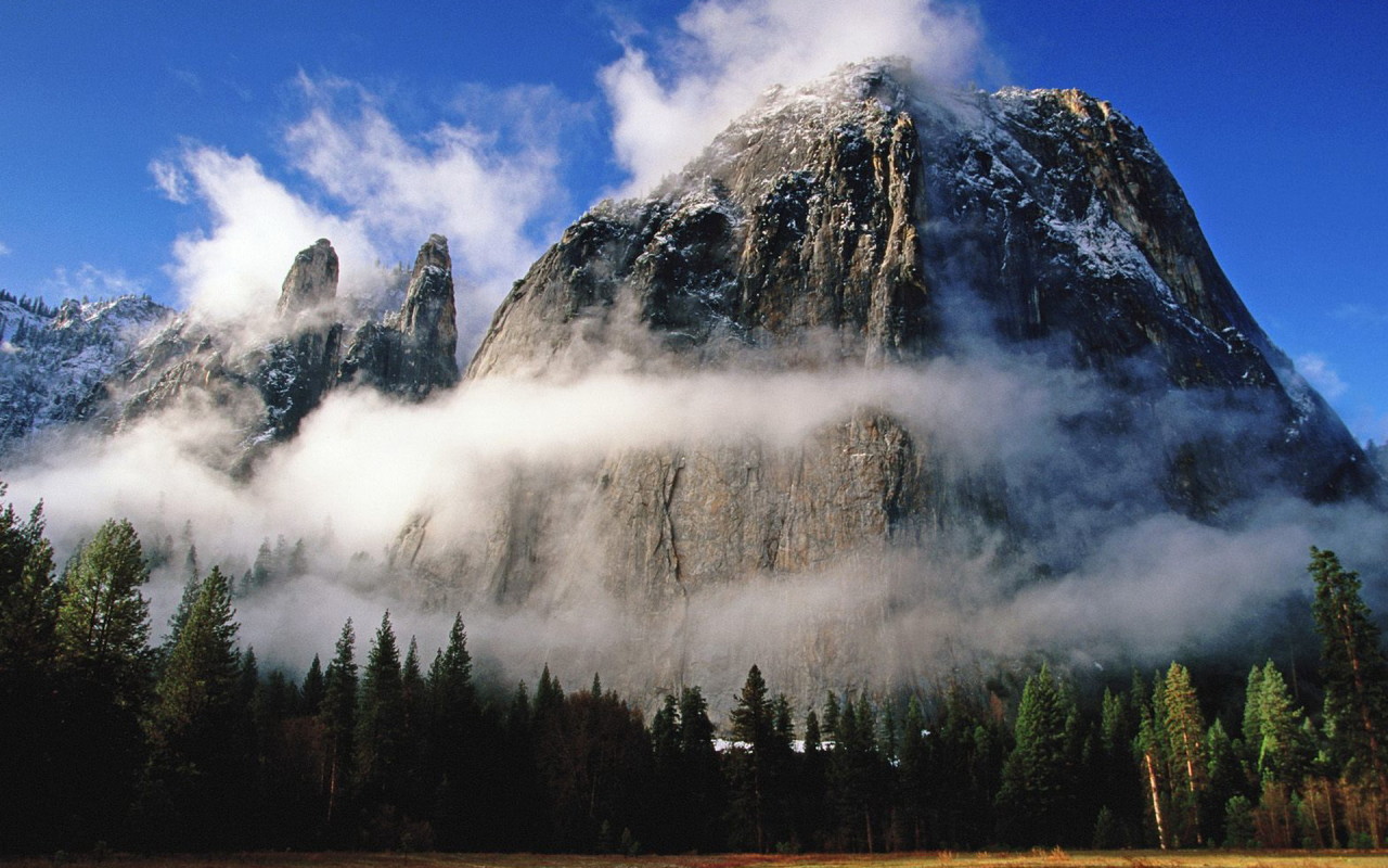 Скалы в тумане