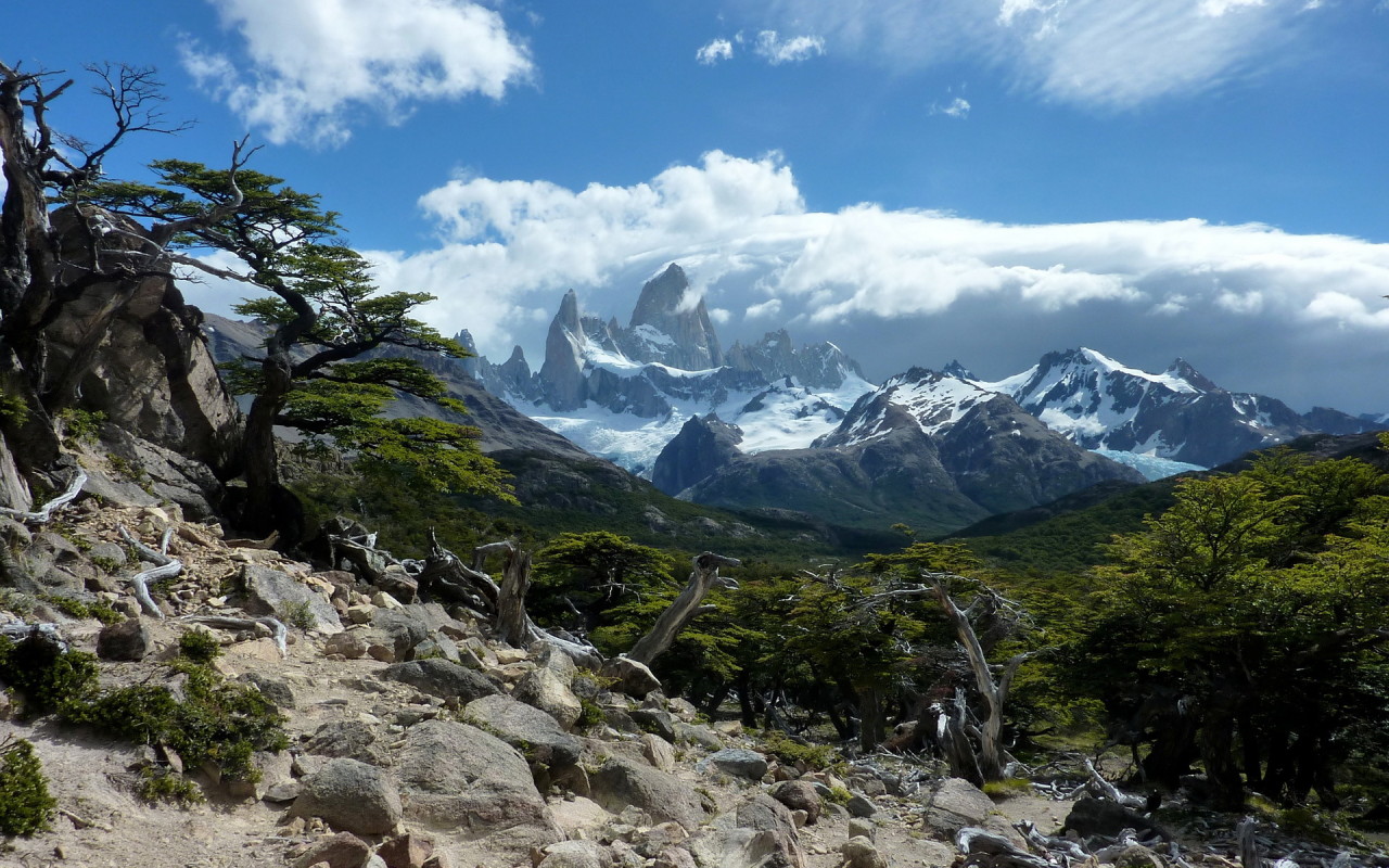 Снежные вершины под облаками