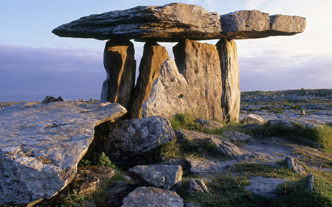 Каменный дольмен