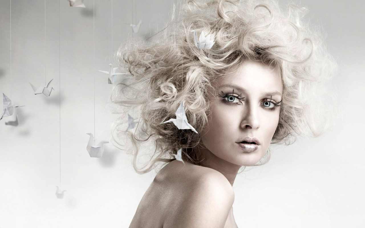 Девушка и птички