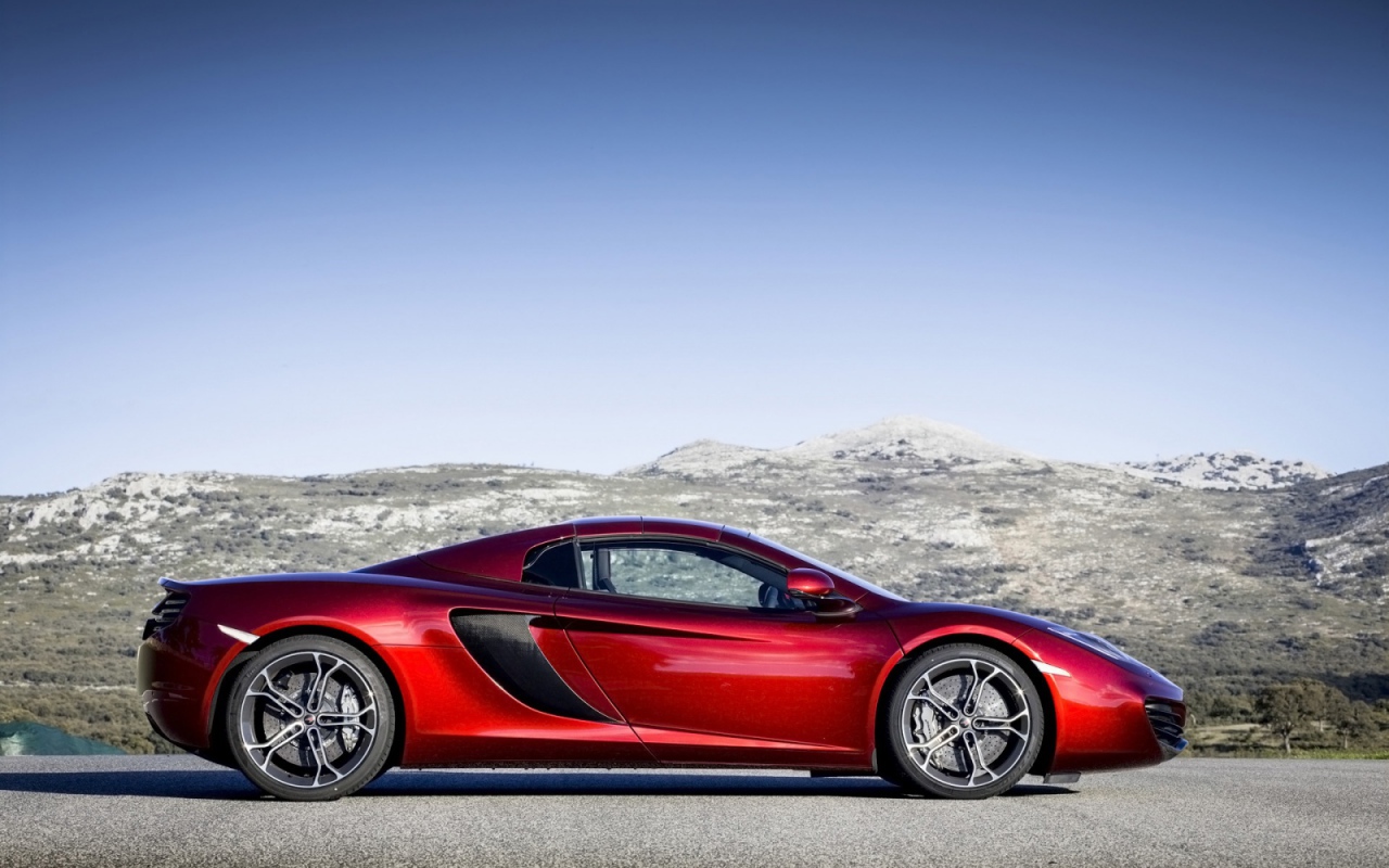 Красный McLaren mp4 12c